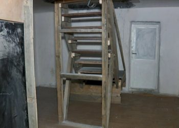 Sultangazi’de bodrum kattaki kiracının evi apartman girişi yapıldı