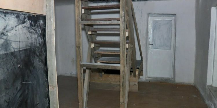 Sultangazi’de bodrum kattaki kiracının evi apartman girişi yapıldı