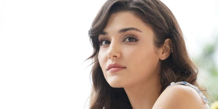 Süper minili ayna pozuyla olay yarattı! Hande Erçel’den iddialı poz: “Allah özene bezene yaratmış”