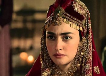 Tanıyabilene aşk olsun! Esra Bilgiç ceketinin içine bir şey giymedi, olay oldu! “Gece gibisin”