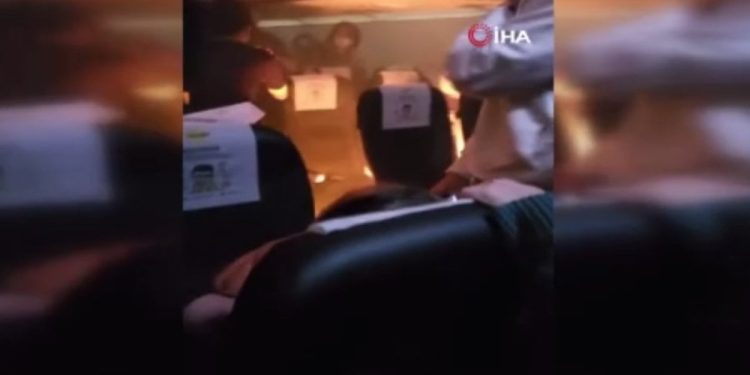 Tayvan’da bir uçakta taşınabilir şarj cihazı alev aldı