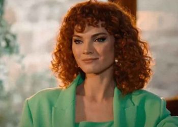 Üç Kız Kardeş’in fettan Mine’si kızıl saçları ve beyaz teniyle güneş banyosu yaptı