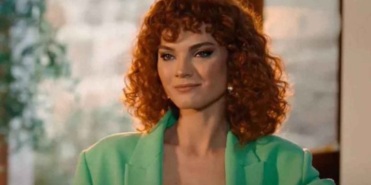 Üç Kız Kardeş’in fettan Mine’si kızıl saçları ve beyaz teniyle güneş banyosu yaptı