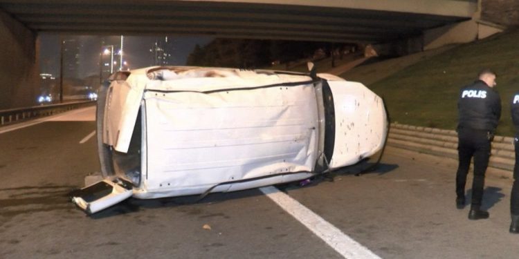Üsküdar’da hafif ticari araç, üst geçitten yola uçtu: 4 yaralı