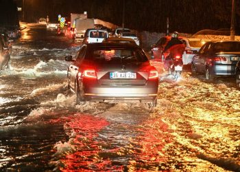Yağış sonrası İzmir göle döndü