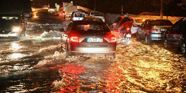 Yağış sonrası İzmir göle döndü