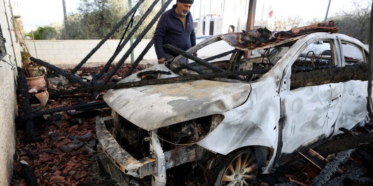 Yahudi yerleşimciler, Filistinlilerin mülklerine saldırdı