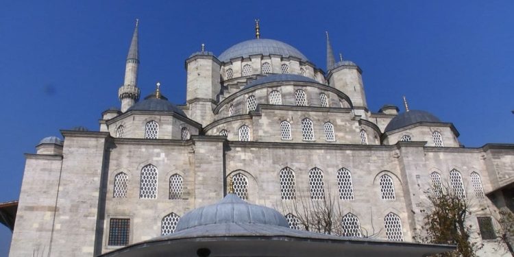 Yeni Camii restorasyonun bitmesi ile ziyaretçi akınına uğradı