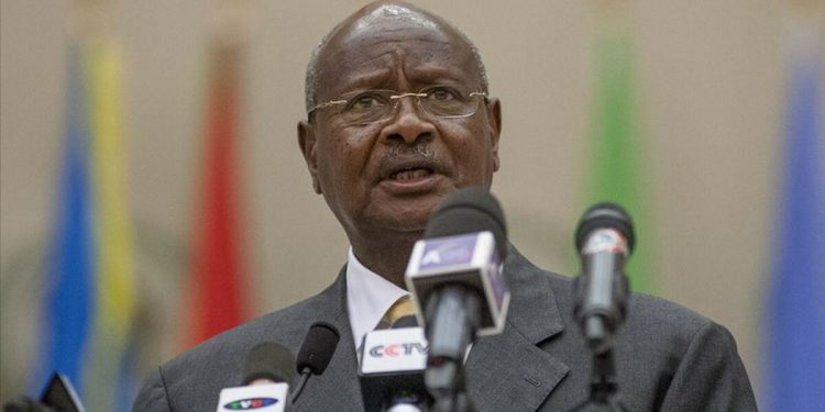 Yoweri Museveni ekonomi tasarrufu için kamu çalışanlarına yurt dışı yasağı getirdi