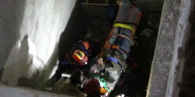 Avcılar’da 5 metre yükseklikten asansör boşluğuna düştü