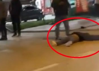 Bursa’da yolun ortasında yürüyen 2 alkollü darbedildi