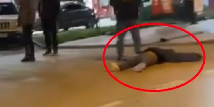 Bursa’da yolun ortasında yürüyen 2 alkollü darbedildi