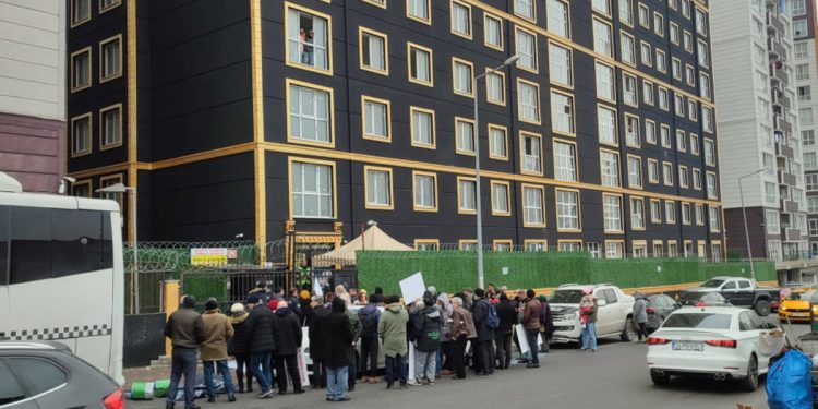 Esenyurt’ta eylem yapan site mağdurlarına şirket çalışanlarından sopalı müdahale