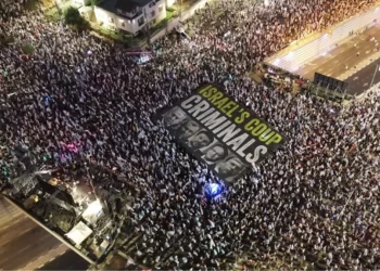 İsrail’de on binlerce kişi yine meydanlarda! Açılan pankart protestolara damga vurdu