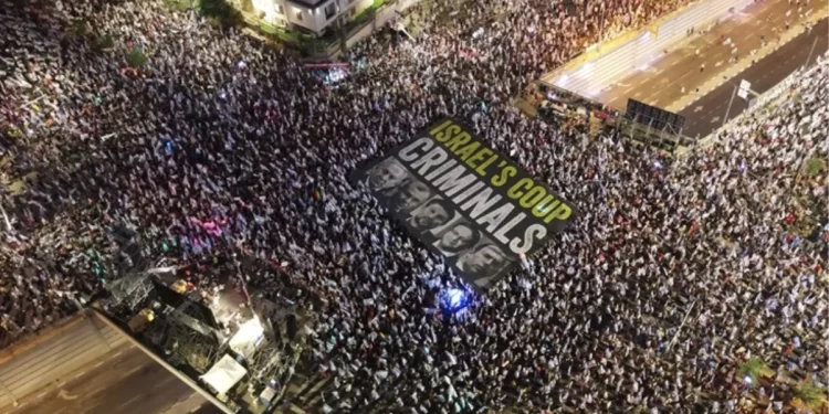 İsrail’de on binlerce kişi yine meydanlarda! Açılan pankart protestolara damga vurdu