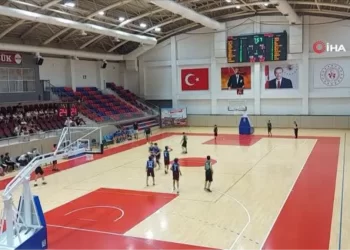 Kavgayı ayırmak için tribünden atlayan şahsın ayak bileği kırıldı