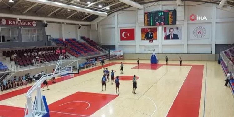 Kavgayı ayırmak için tribünden atlayan şahsın ayak bileği kırıldı