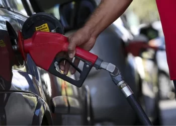 Motorinin litresine salı gününden itibaren geçerli olmak üzere 1 lira zam geliyor