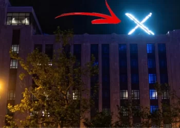 Twitter genel merkezindeki dev “X” logosu, şikayetlerin ardından kaldırıldı