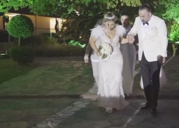 Volkan Konak, eşiyle 31 yıl sonra düğün yaptı! Eşi ayakkabısından dolayı yürüyemedi