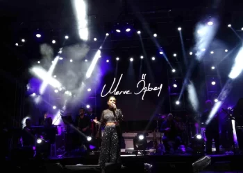 Merve Özbey, Ezine’de unutulmaz bir gece yaşattı