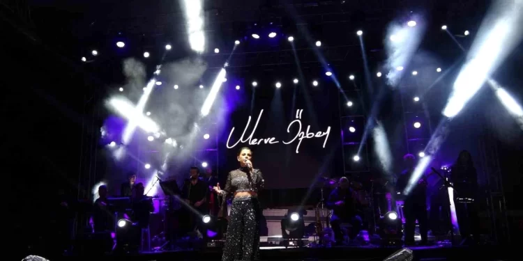 Merve Özbey, Ezine’de unutulmaz bir gece yaşattı