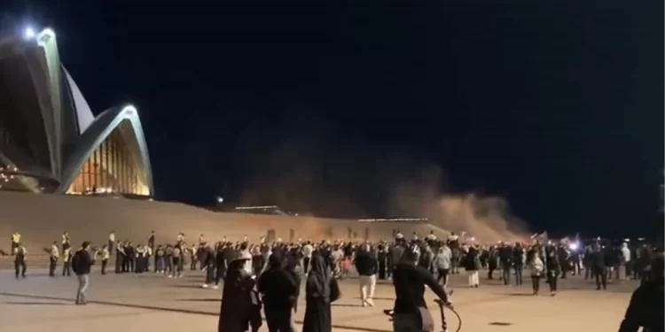 Sydney Opera Binası’nın İsrail bayrağı renkleriyle aydınlatılması protesto edildi