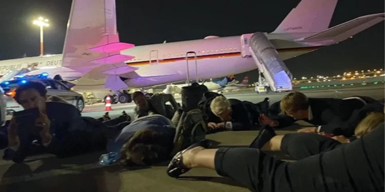 Tel Aviv’de Alman Başbakan Scholz’un korku dolu anları! Havalimanına roket atılınca ekibiyle birlikte yüzüstü yere yattı